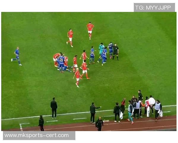 波尔图狂胜多特蒙德四球大捷争议判罚引发全场热议