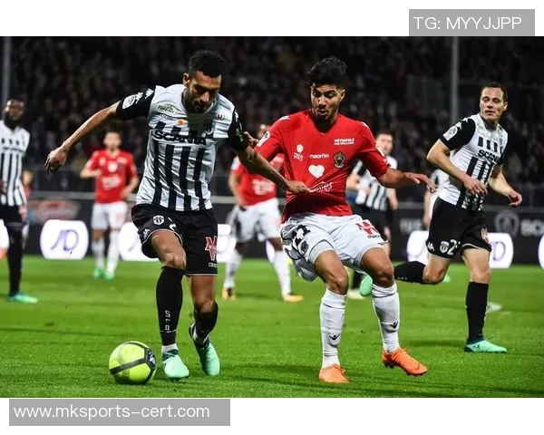 欧联杯历史冷门里昂大胜本菲卡五球狂潮引发全场震撼